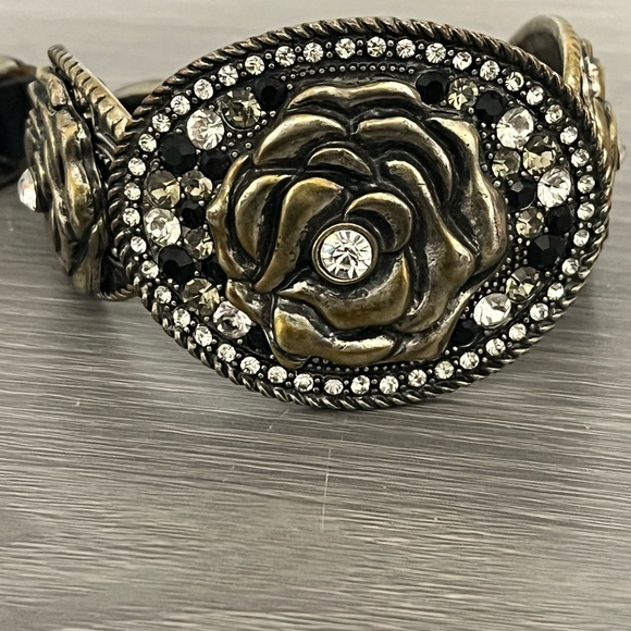 Leather and Bronze Buckle Bracelet with Flowers, Black and White Gemstones - Picture 6 of 10